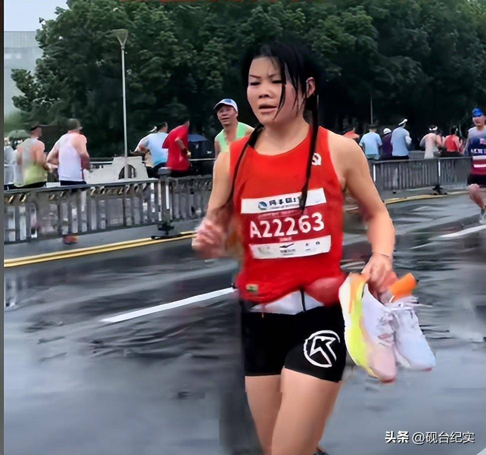 底赤脚完赛后痛哭客服回应惹怒网友球王会体育美女穿特步跑全马鞋子掉(图9)