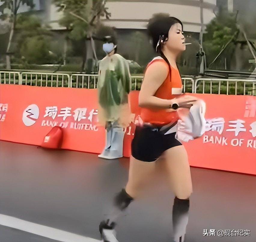 底赤脚完赛后痛哭客服回应惹怒网友球王会体育美女穿特步跑全马鞋子掉(图8)