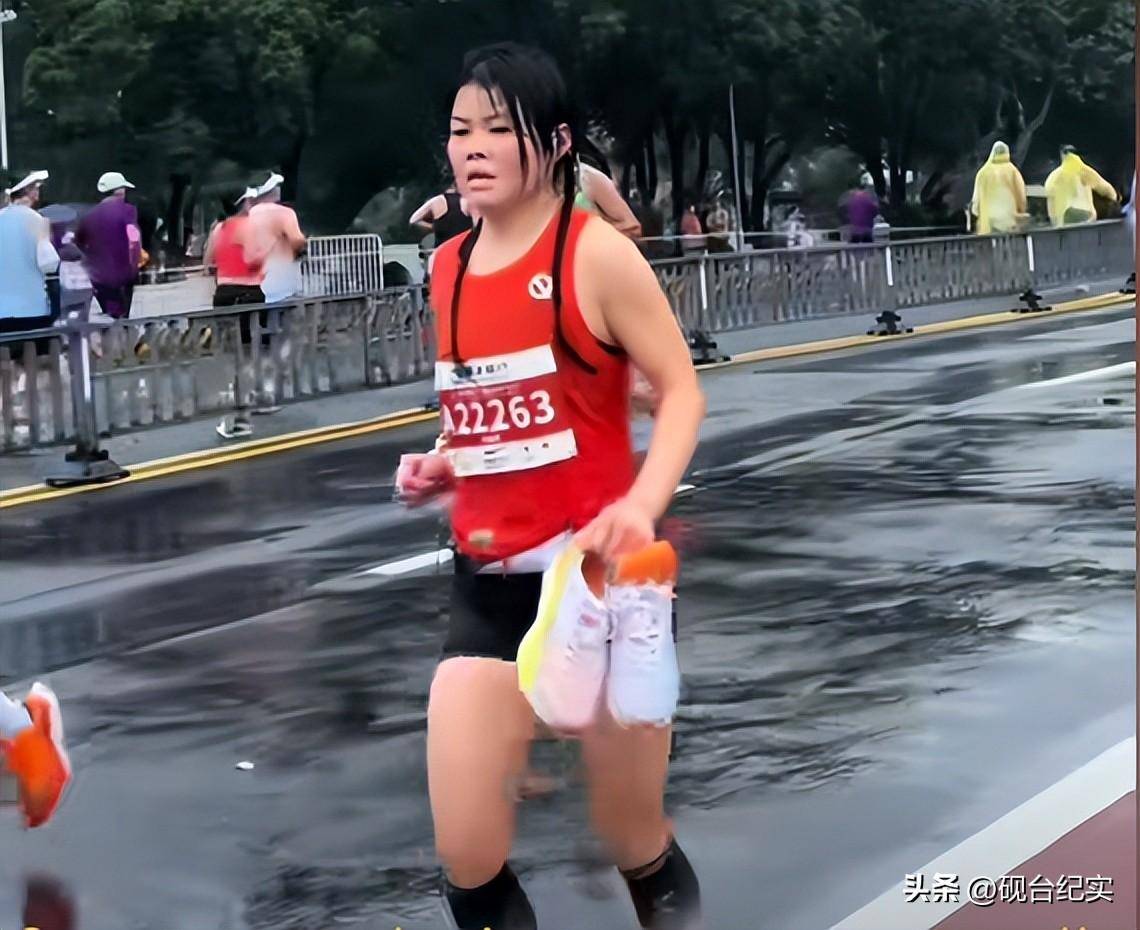 底赤脚完赛后痛哭客服回应惹怒网友球王会体育美女穿特步跑全马鞋子掉(图5)