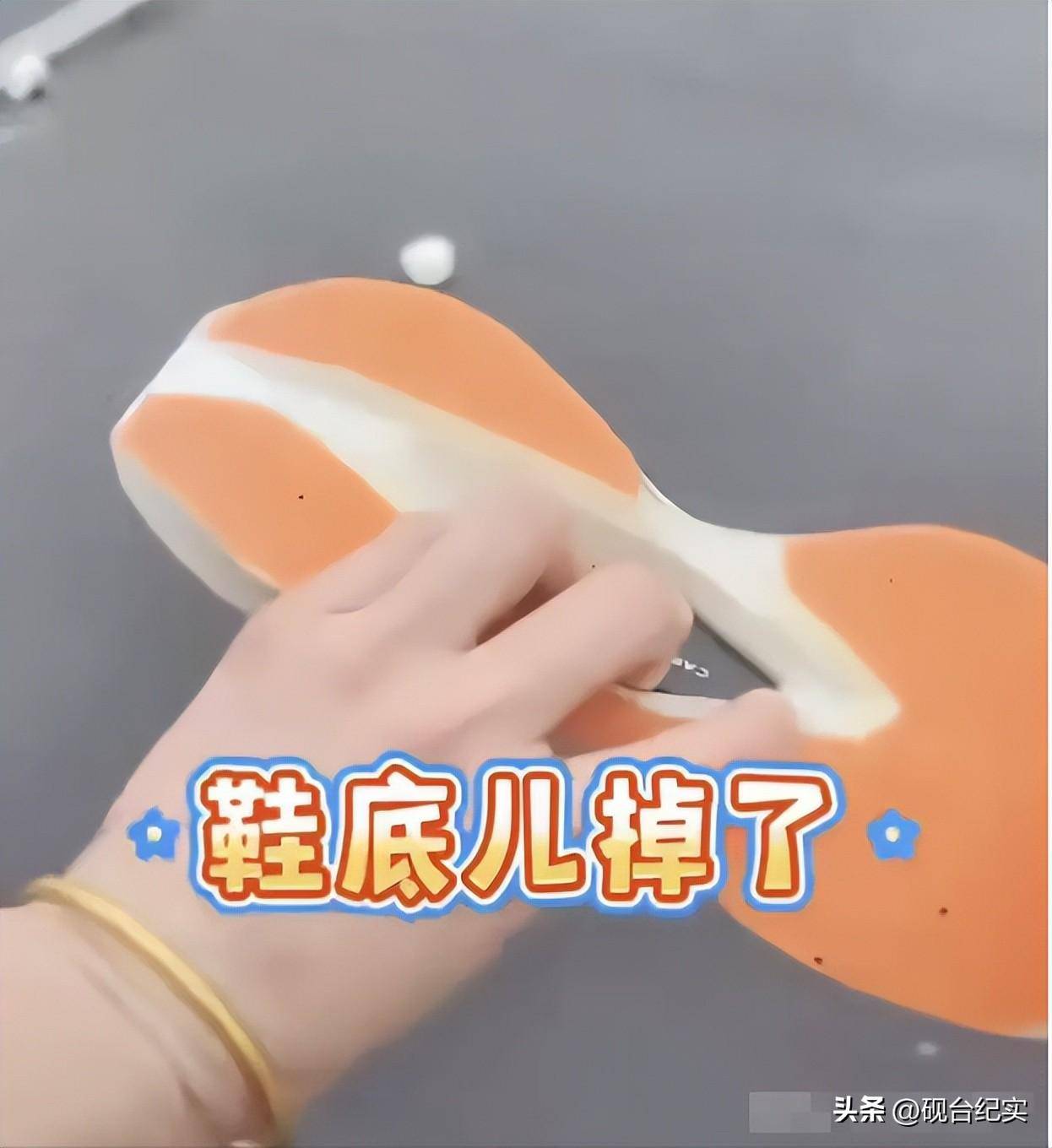 底赤脚完赛后痛哭客服回应惹怒网友球王会体育美女穿特步跑全马鞋子掉(图6)