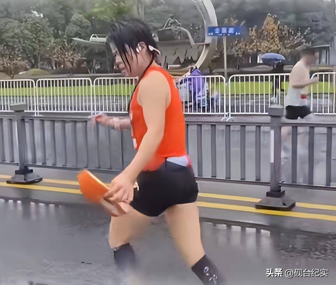 底赤脚完赛后痛哭客服回应惹怒网友球王会体育美女穿特步跑全马鞋子掉(图12)