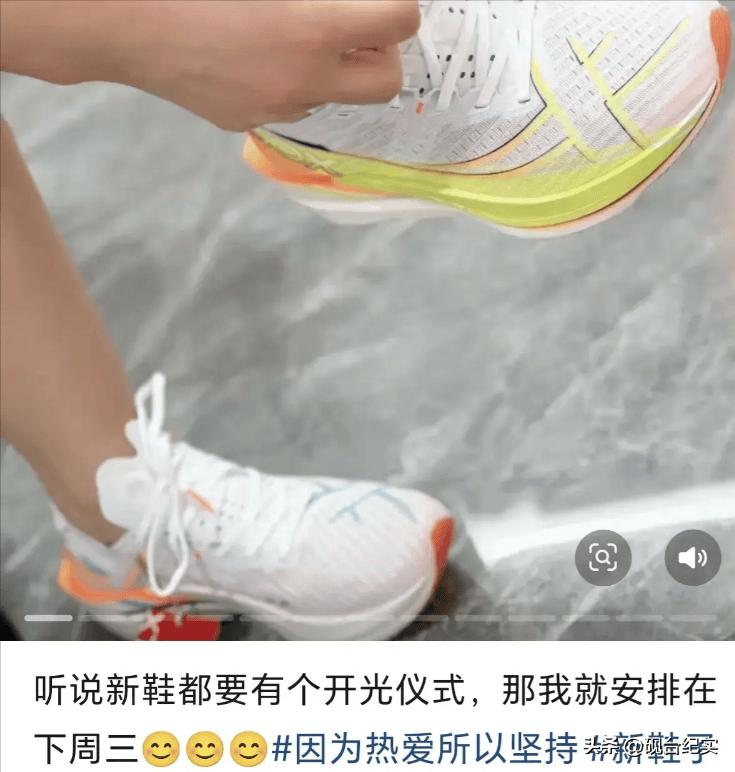 底赤脚完赛后痛哭客服回应惹怒网友球王会体育美女穿特步跑全马鞋子掉(图17)