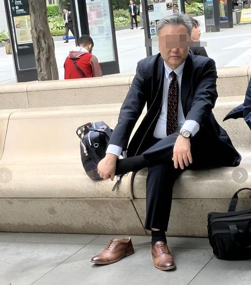 0亿暴跌至2亿成了中产不爱穷鬼不穿球王会体育“一代鞋王”跌落神坛20(图16)