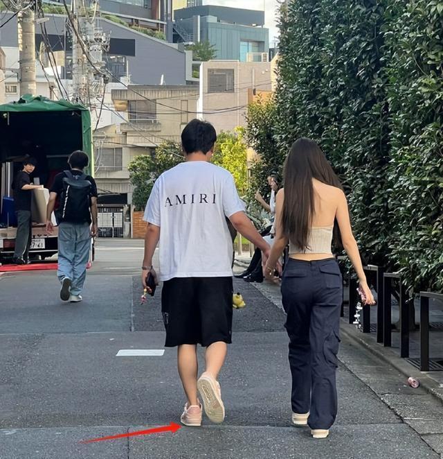 0亿暴跌至2亿成了中产不爱穷鬼不穿球王会体育“一代鞋王”跌落神坛20(图14)