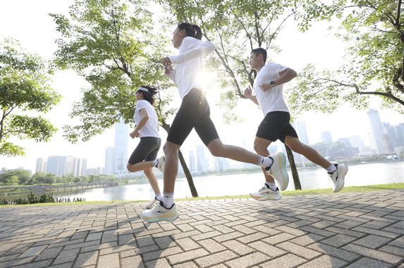 好物！鸿星尔克公园跑鞋赋能国动新动能球王会体育app入口入选2024年度