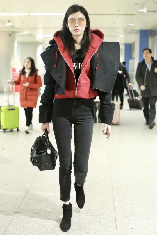 外套穿搭秘籍轻松美出新高度球王会网页版高个子女生的(图1)