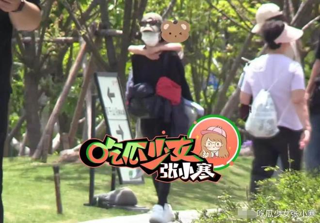脚踩沙她心疼想想太累背着他走赵丽颖陪儿子公园玩耍母子俩光(图2)