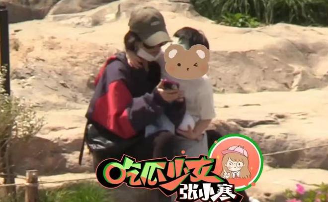 脚踩沙她心疼想想太累背着他走赵丽颖陪儿子公园玩耍母子俩光