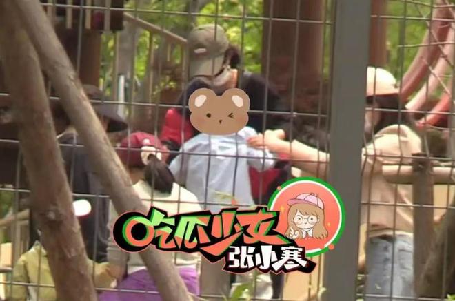 脚踩沙她心疼想想太累背着他走赵丽颖陪儿子公园玩耍母子俩光(图3)