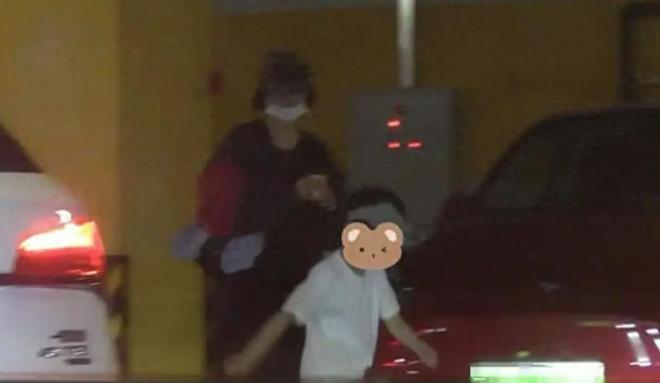 脚踩沙她心疼想想太累背着他走赵丽颖陪儿子公园玩耍母子俩光(图6)