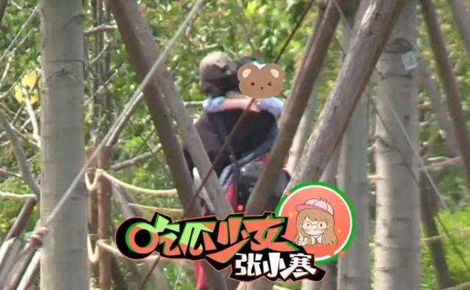 脚踩沙她心疼想想太累背着他走赵丽颖陪儿子公园玩耍母子俩光(图7)