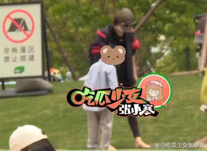 脚踩沙她心疼想想太累背着他走赵丽颖陪儿子公园玩耍母子俩光(图8)