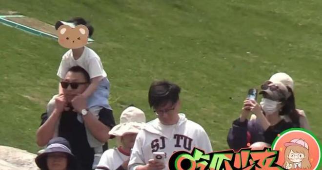 脚踩沙她心疼想想太累背着他走赵丽颖陪儿子公园玩耍母子俩光(图9)