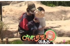 脚踩沙她心疼想想太累背着他走赵丽颖陪儿子